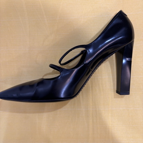 Louis Vuitton - Picture 3 of 8